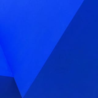Peinture abstraite bleu avec une forme triangulaire au centre