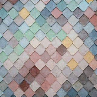 Mur décoré de tuiles colorées avec un motif géométrique éclatant
